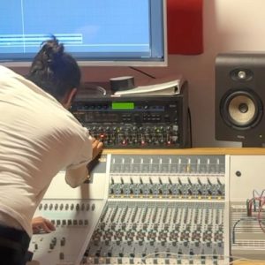 Sound engineering courses London – students learning sound engineering skills at London AMPstudents learning sound engineering skills at London AMP